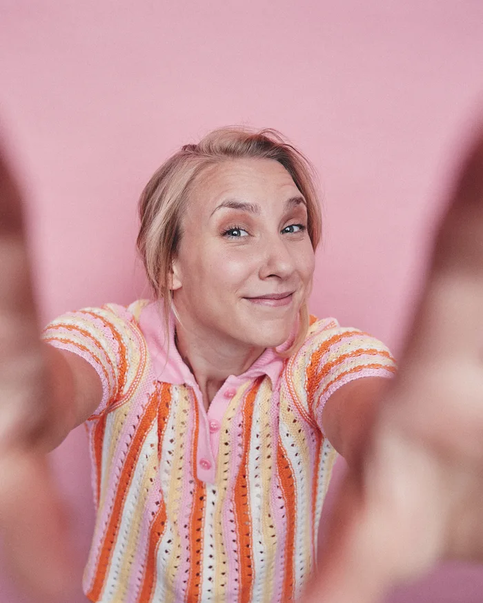 Desirée Ackermann privat, lachend vor rosa Hintergrund