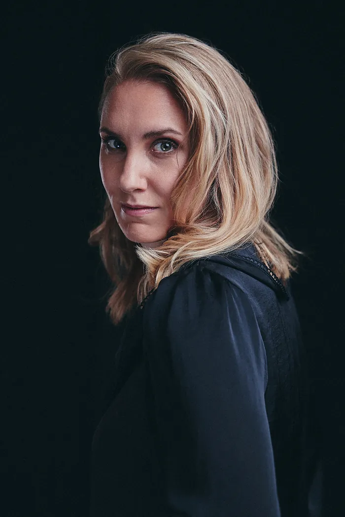 Desirée Ackermann im dunklen Porträt, Blick über die Schulter
