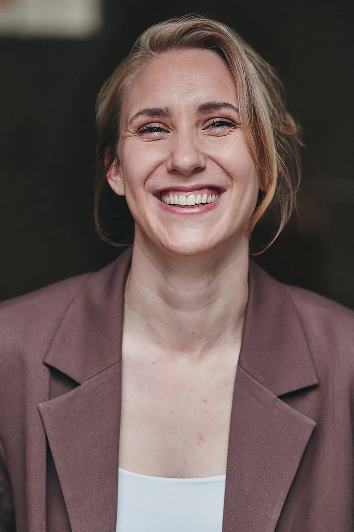 Desirée Ackermann lachend