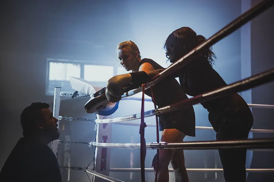 Desirée Ackermann im Boxring bei einem Filmdreh