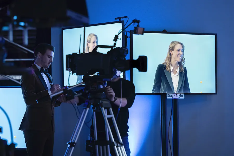 Desirée Ackermann auf dem Regiemonitor während einer TV-Produktion