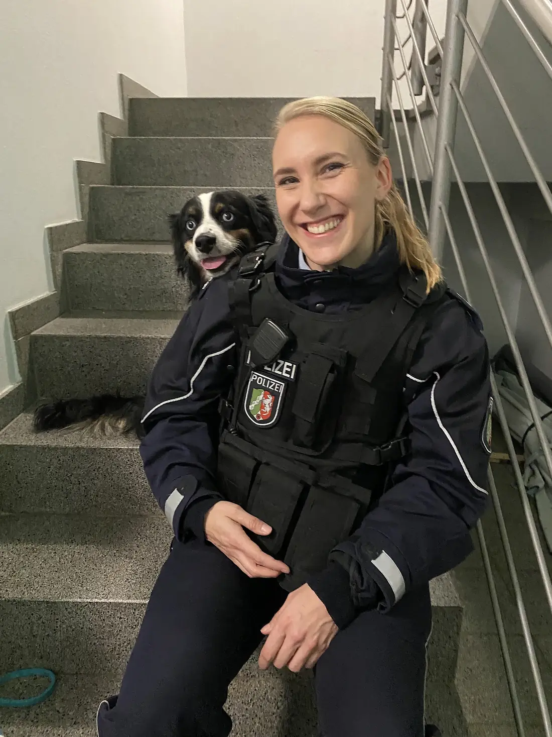 Desirée Ackermann als Polizistin Anja Blum mit Hund Bandit am Set von Unter Uns