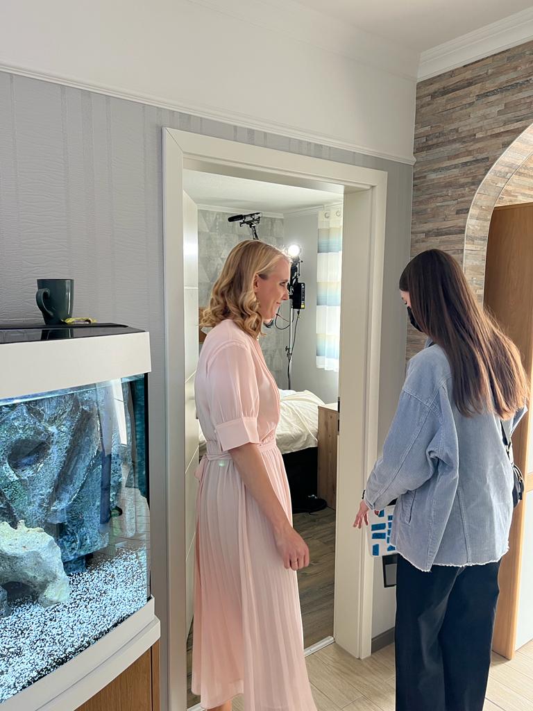 Desirée Ackermann am Set von Abschlussfilm "OPEN DOOR"