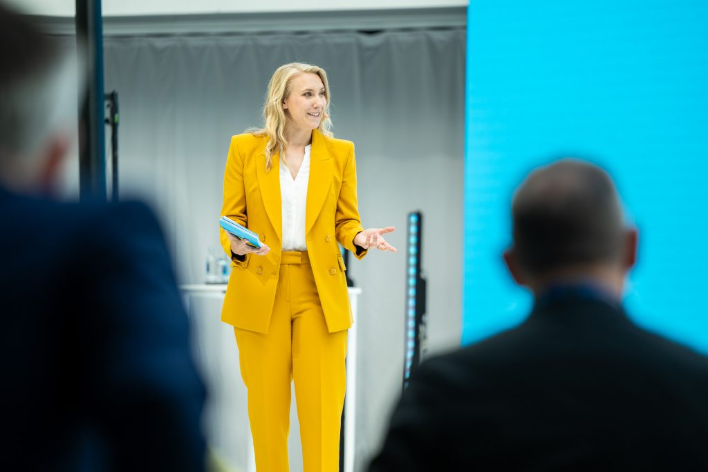 Moderatorin aus Köln Desiree Ackermann moderiert Management Tagung für GALERIA Kaufhof