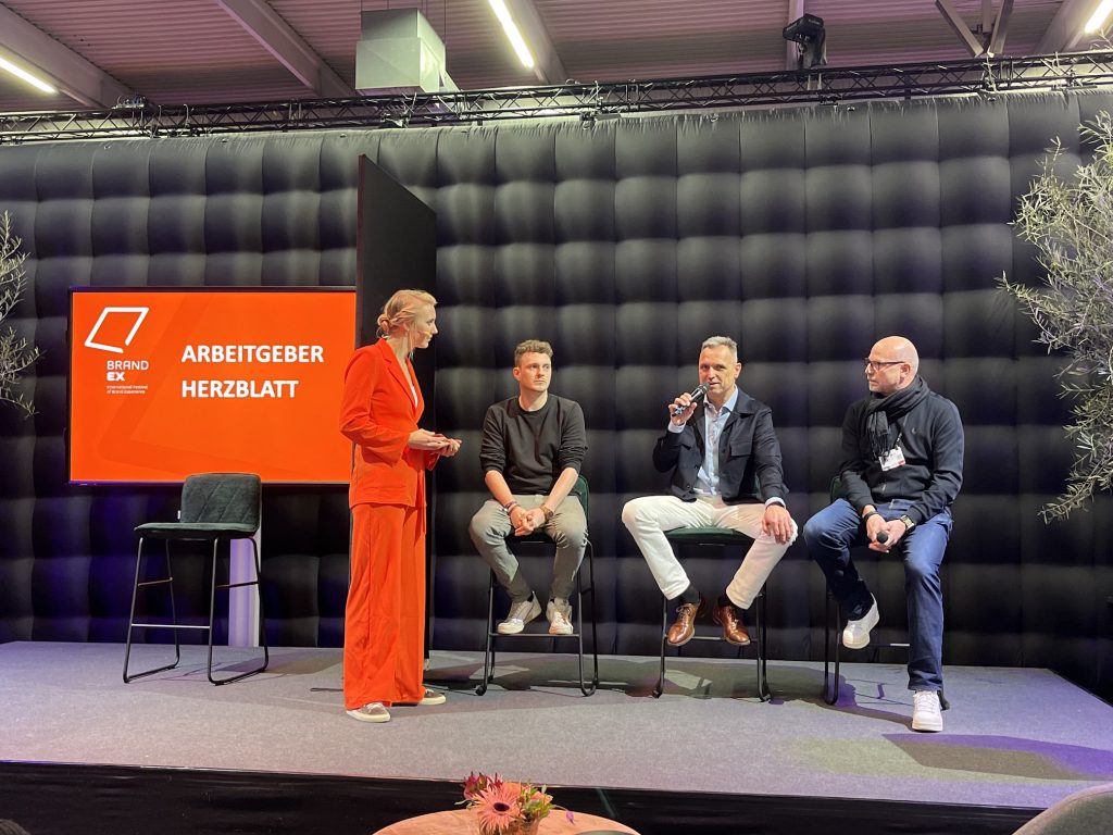 Nachwuchsmoderatorin Desiree Ackermann moderiert auf der BOE das Arbeitgeberherzblatt für das Studieninstitut für Kommunikation